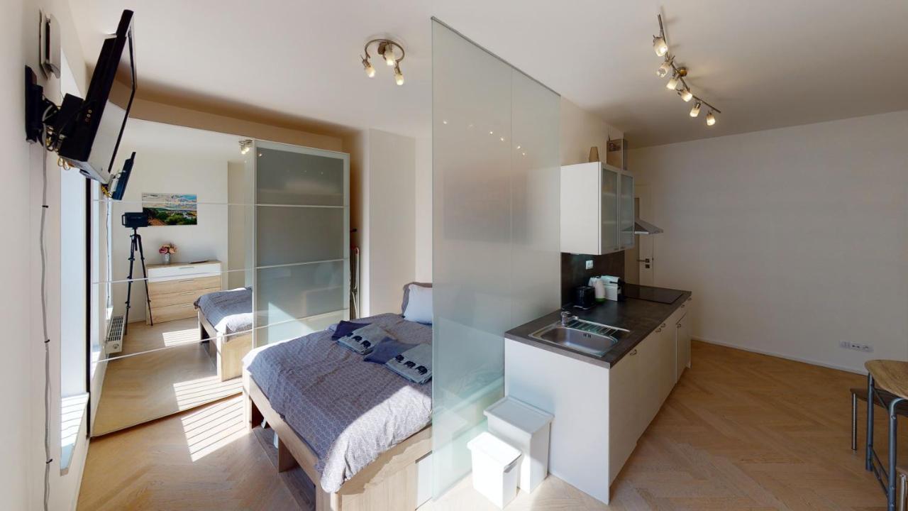 Onsite Free Garage Parking, 10min Centre By Bus Apartment Prag